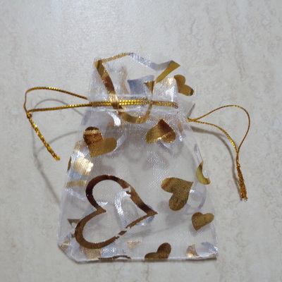 Saculet organza alb cu imprimeu inimioare aurii, 9x7cm, interior 7x7cm