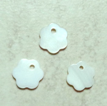 Pandantiv sidef alb, floare 10x9x1mm 1 buc