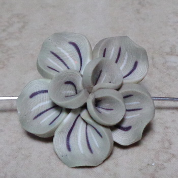Margele polymer, floare bej cu alb, 23~25x9~10mm 1 buc