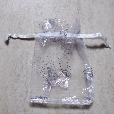 Saculet organza alb cu flutursi argintii, 9x7cm, interior 7x7cm 1 buc