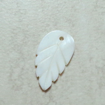 Pandantiv sidef alb, frunza 22x12x2mm 1 buc
