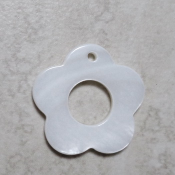 Pandantiv sidef, alb, floare 24x2.5mm 1 buc