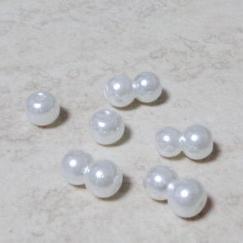 Perle sticla albe, 6 mm-lipite, unele putin deformate 10 buc